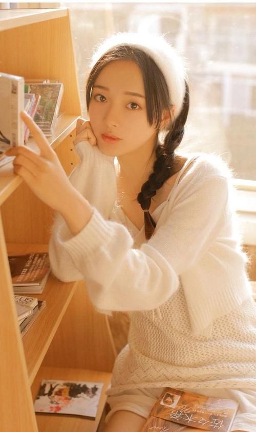笑容|穿紧身牛仔裤配高跟鞋的女神，甜美笑容惹人醉！时尚又百搭！