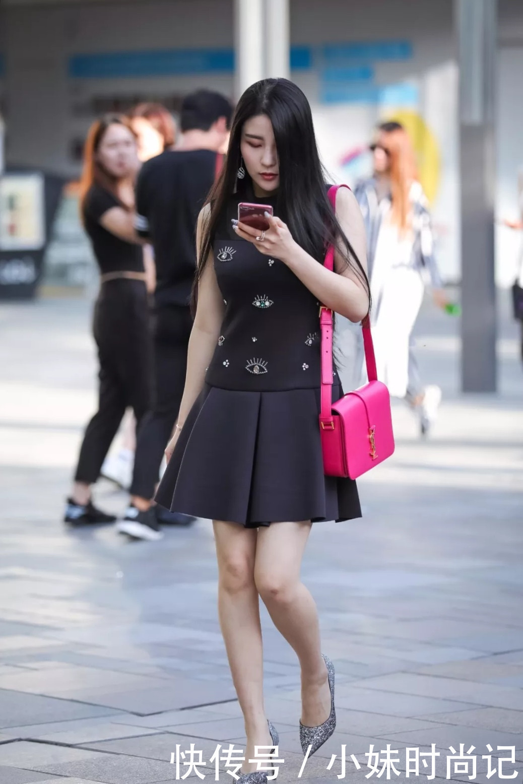 黑裙|街拍香娇玉嫩,样子超美和性感的黑裙长发美女,远远望去一眼难忘