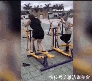 |搞笑GIF：姑娘这一跳太突然 我都觉得不好意思了