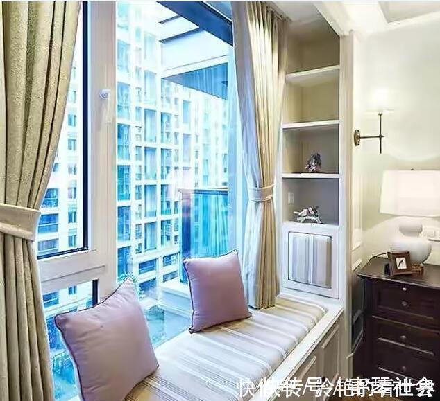 飘窗|头回见飘窗顶部打一排壁龛，不影响大小还能收纳，有点意思！