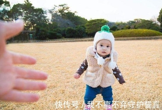 宝宝|八个月宝宝会走路,宝妈到处炫耀,朋友说有问题,检查后蒙了