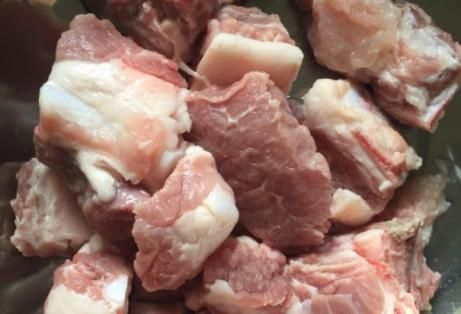 炖排骨时，别直接焯水，多加1个步骤，排骨肉嫩且多汁，不柴不腥