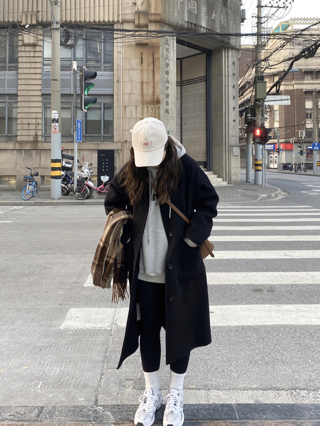 黑白配|觉得大衣厚重?试试卫衣叠穿技巧,让你瞬间化身韩系美女,超好看