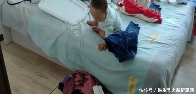 宝妈|11个月宝宝竟然自己下床?防止自己摔疼的这操作:厉害了