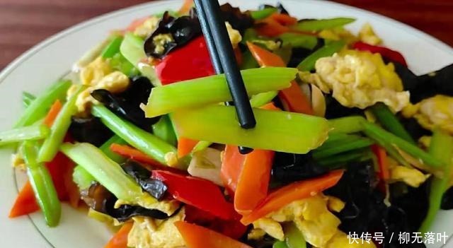 芹菜|炒芹菜有人焯水,有人直接炒,都不对,多加一步,脆爽好吃不塞牙