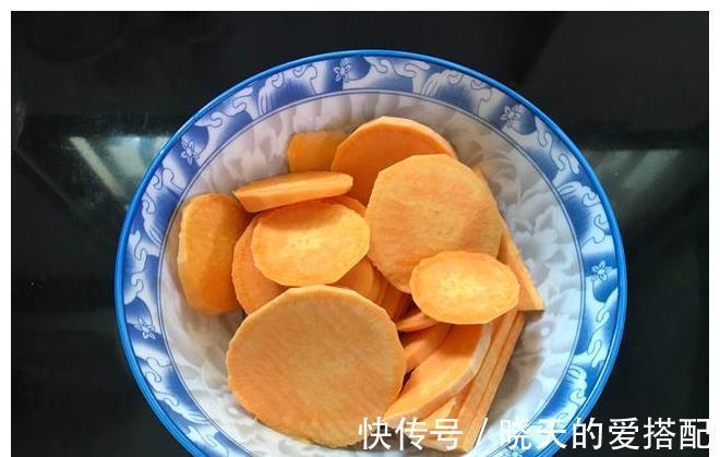烤箱|1个红薯加2个鸡蛋，做成营养早餐，低卡饱腹不怕胖，简单又省事