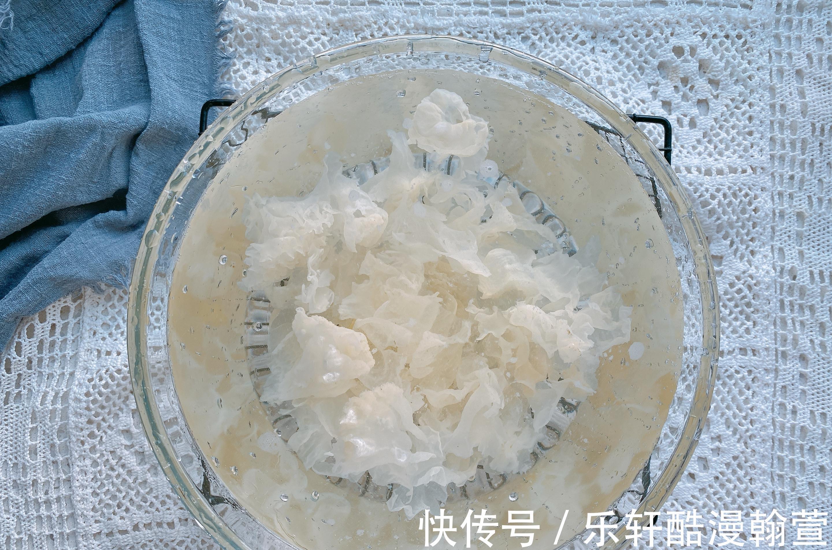 秋燥|秋冬要多喝“润肺汤”，4种食材，营养丰富，缓解秋燥，滋阴润肺