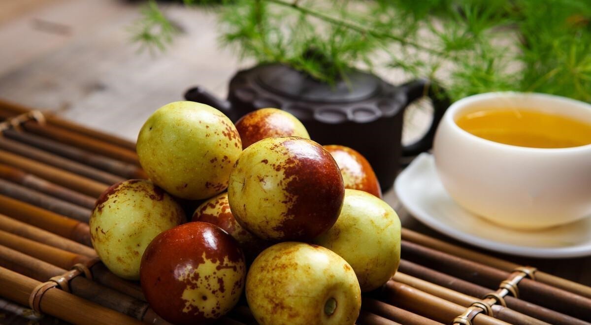 维生素C是苹果的60倍，看着不起眼的一道水果，蒸来吃太香了