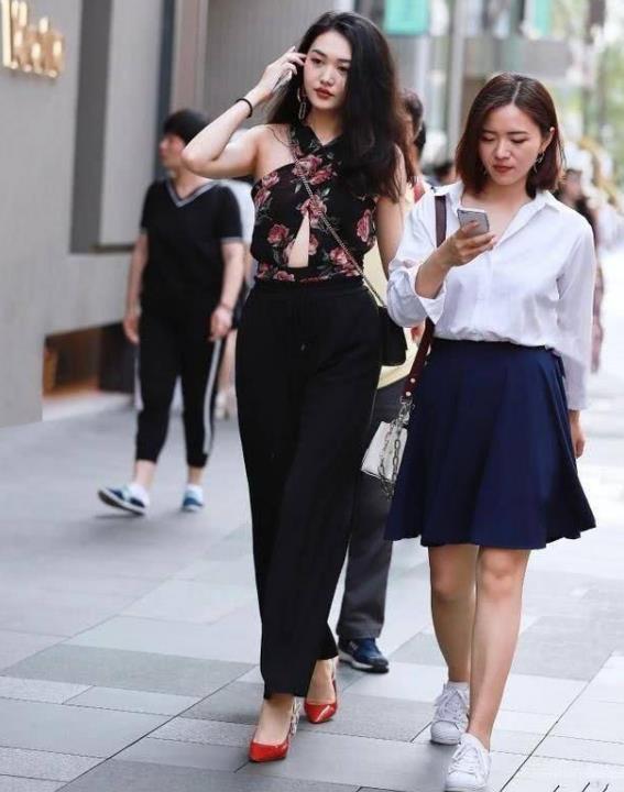 小西装|街拍小姐姐时髦的印花背心搭配休闲裤,尽显时尚魅力