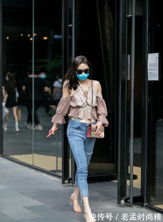 牛仔裤|街拍,美女穿着一件很简单的裹胸,看着很是迷人