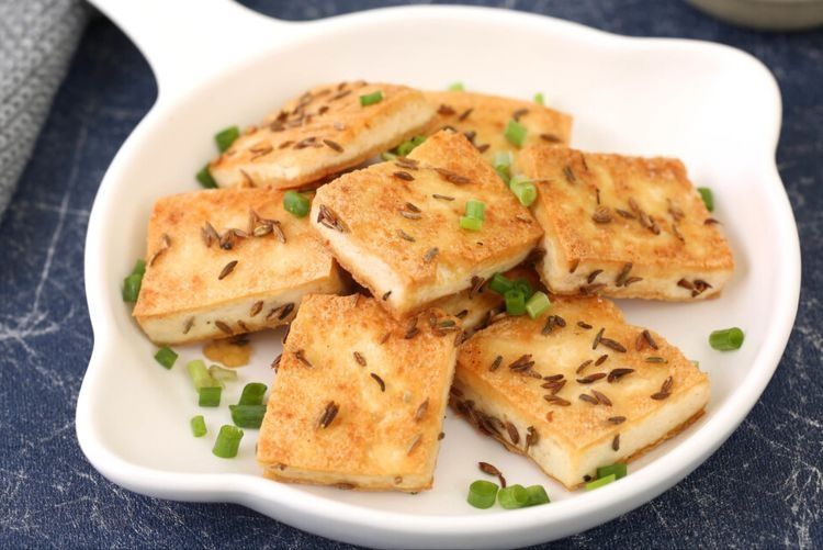 豆腐最怕直接下锅煎，下锅前多做这2步，豆腐不散不碎不粘锅