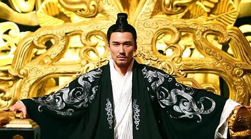 龙袍|历史上只有秦始皇穿黑龙袍,后世皇帝大多穿黄龙袍,这是为何?