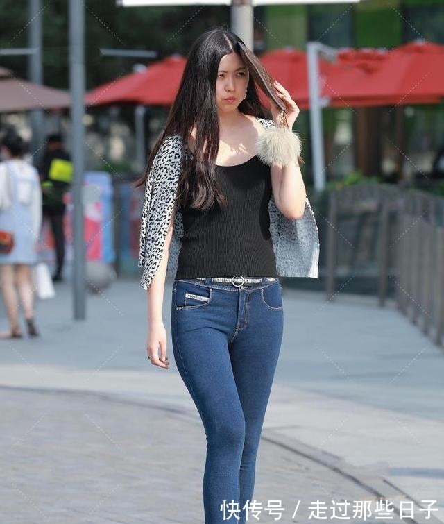 紧身衣 黑白豹纹衫搭配修身牛仔裤,端庄优雅,别具一格!