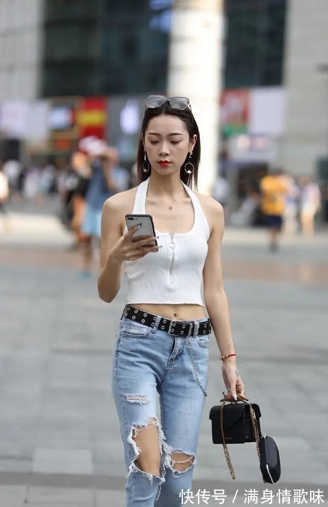 牛仔打底裤 白色露背上衣搭配蓝色牛仔打底裤,让人头疼的问题,色彩单一