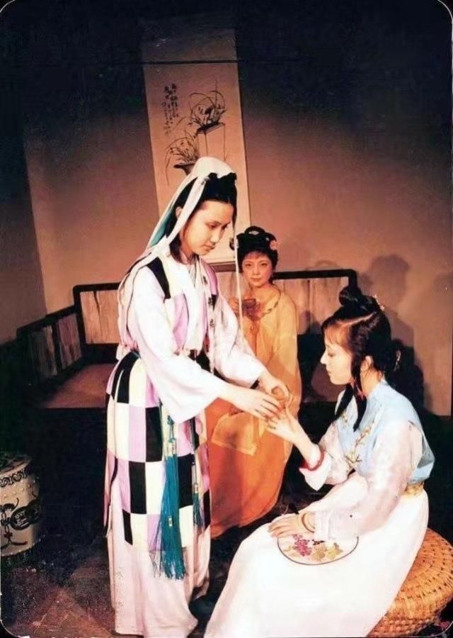 铁槛寺|妙玉只不过一介尼姑,在贾府生活却很阔绰,她的生活费是谁给的