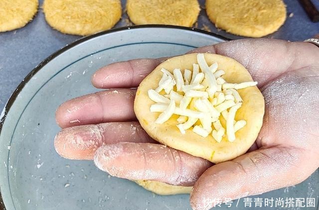 咸香|南瓜饼最好吃的做法,酥脆咸香,软糯Q弹,个个鼓泡,放凉也不塌