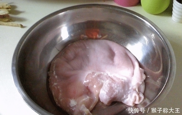 淀粉|洗猪肚时,用淀粉和盐洗都错了,会发苦用“它”来洗,才会香