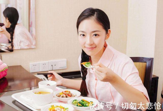 分娩|“最苗条产妇”火了,在产房里跳舞催生,网友临盆了都比我瘦