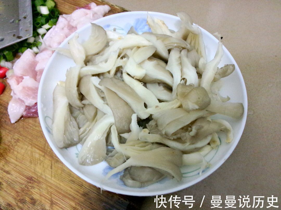 平菇不要直接炒,做好这一步,营养不流失,味美好吃,大厨秘方
