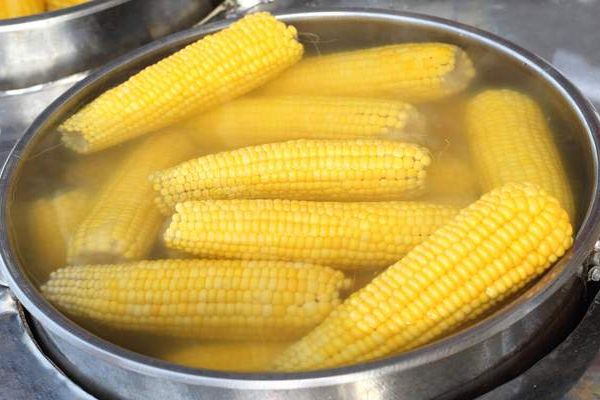 保存玉米，直接放冰箱，还是煮熟再冷冻教你一招，新鲜不变味