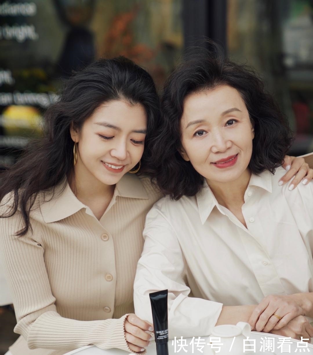 真正过年大世面的女人,尽量少穿卫衣,今年春天学三木妈妈这样穿