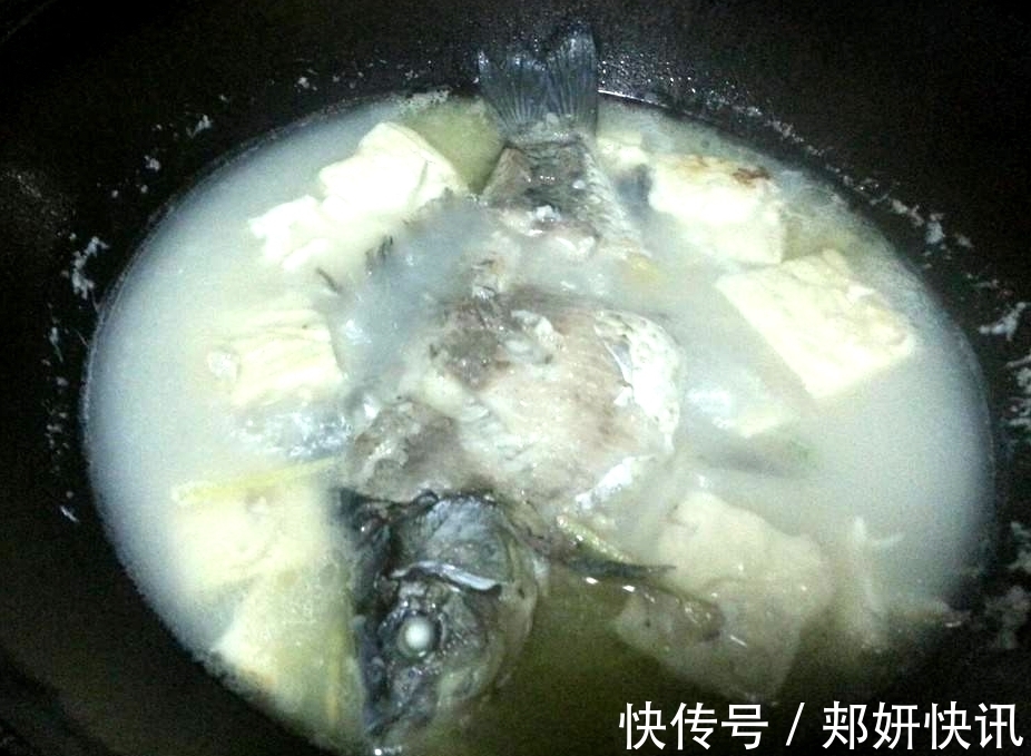 白色|如何才能做出奶白色的鲫鱼豆腐汤记住一个关键步骤即可