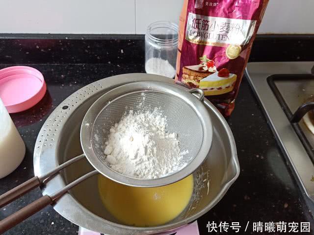 戚风蛋糕|原来酸奶做蛋糕超好吃,比嫩豆腐还嫩,做法太简单