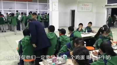 学生|一个都没放过！食堂里校长盯着学生吃……气场太强了！