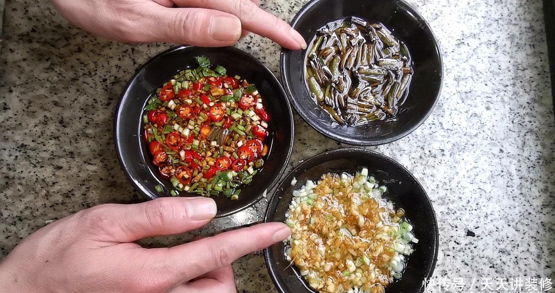 大厨教你正宗白切鸡做法，皮爽肉滑鲜美，搭配3碗蘸料，原汁原味