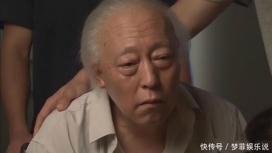 56岁老儿子照顾83岁老年痴呆妈妈，医生告诉您哪些人容易老年痴呆