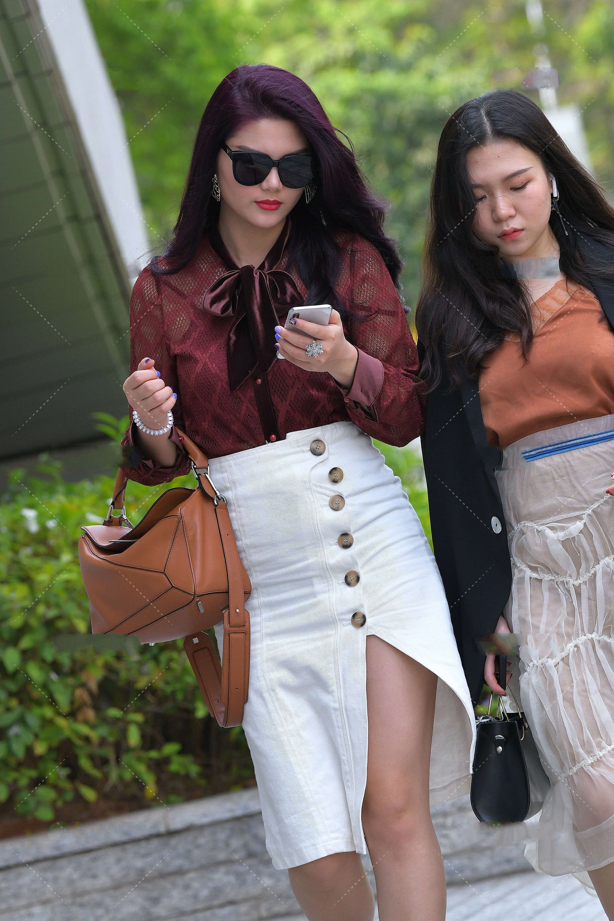 朱红色洋气端庄，和白色裙子组合，显复古式的浪漫优雅