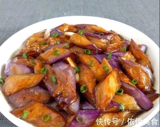 炒茄子先放油是不对的！饭店大厨：茄子不油腻不发黑，有诀窍