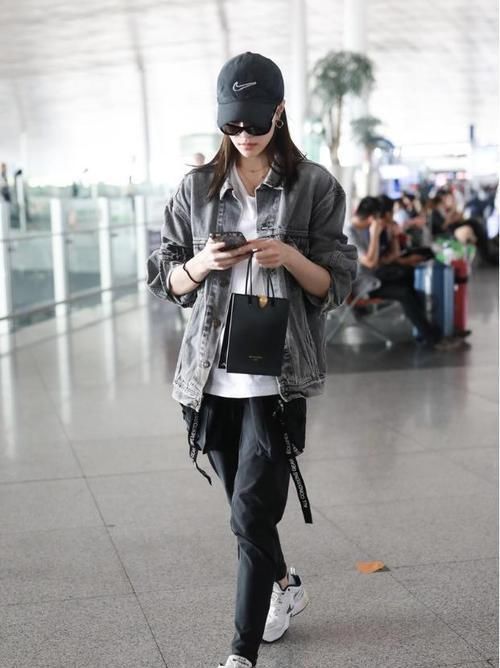 外套太多看得眼花缭乱,今年“牛仔外套”潮流来袭,谁穿谁好看