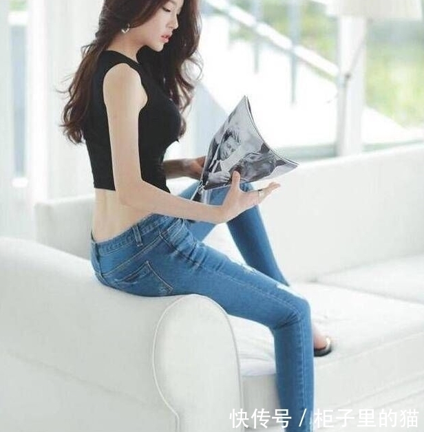 美女街拍：个性穿搭的紧身牛仔裤小姐姐，靓丽身材十分有韵味