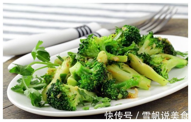 炒西兰花时，有人先焯水，有人直接炒，都不对，教你正确做法