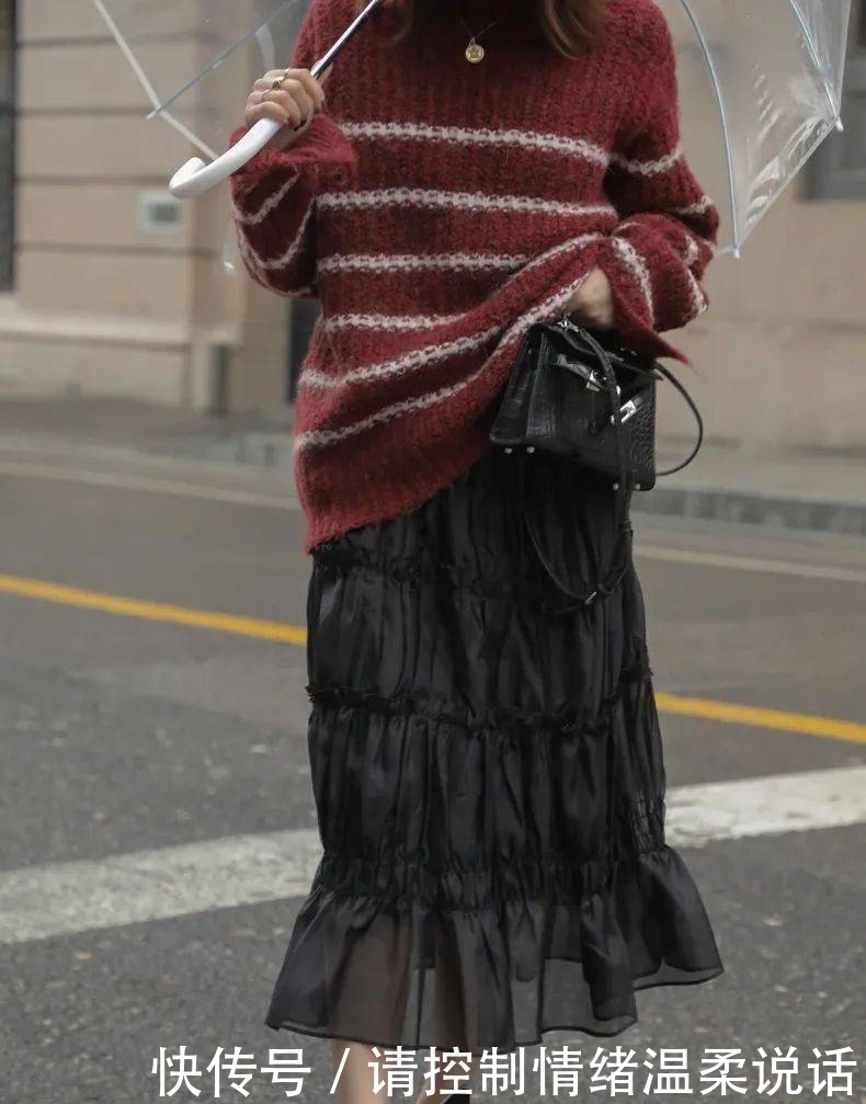 2021年第一套绝美气质穿搭:丝绒裙+毛衣!!!