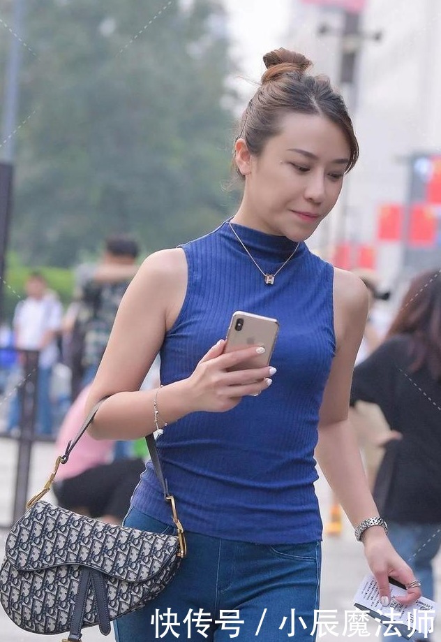 飘逸|蓝色针织上衣搭配牛仔裤,成熟稳重,飘逸美丽