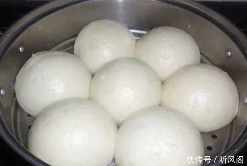 无论蒸馒头还是包子,发面只加酵母是大忌,多加3样,分分钟溢盆