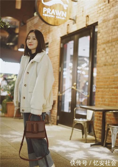 高跟鞋 个矮的女人，不管穿大衣还是羽绒服，记住这3点，显瘦显高又时髦