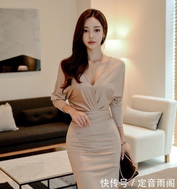 一款舒适的紧身连衣裙,浪漫甜美,突显个性时尚