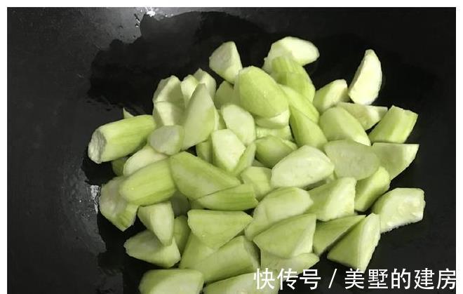 鲜美|这菜要抓紧吃,再不吃就老了,炒时加入这两物,鲜美到汤都吃精光