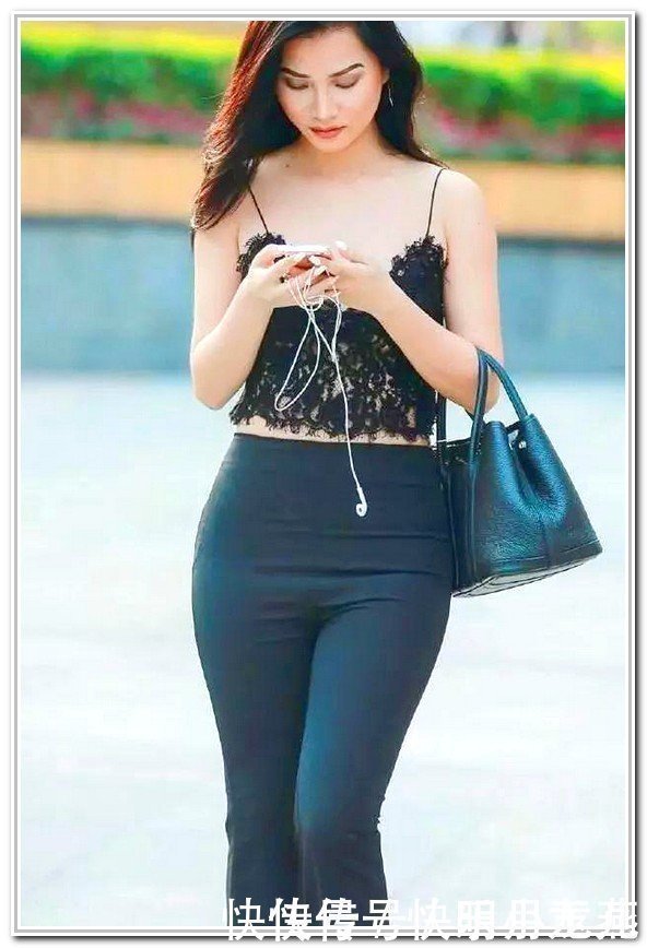 镂空背心 长发披肩的小姐姐,镂空背心搭喇叭裤,体现出极致的美