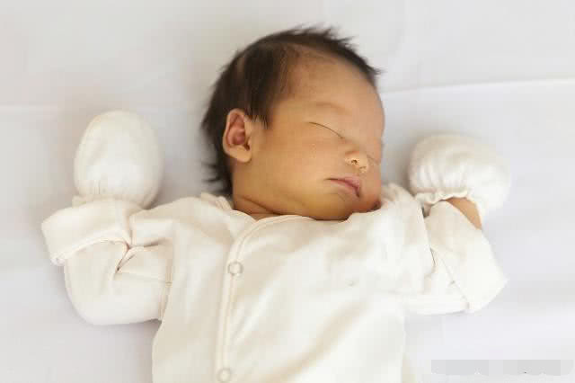 子宫|宝宝抱着睡的香,一放下就哭闹,这是怎么回事?看完你就知道了!