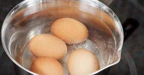 清水|煮鸡蛋不要只加清水,再加一步,蛋壳轻轻一捏就掉,鸡蛋滑嫩可口