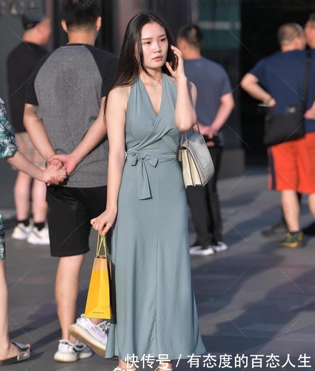 肩带 雾霾蓝吊带连衣裙搭配亮黄色手提袋，亮丽多彩，对比色更显优雅！