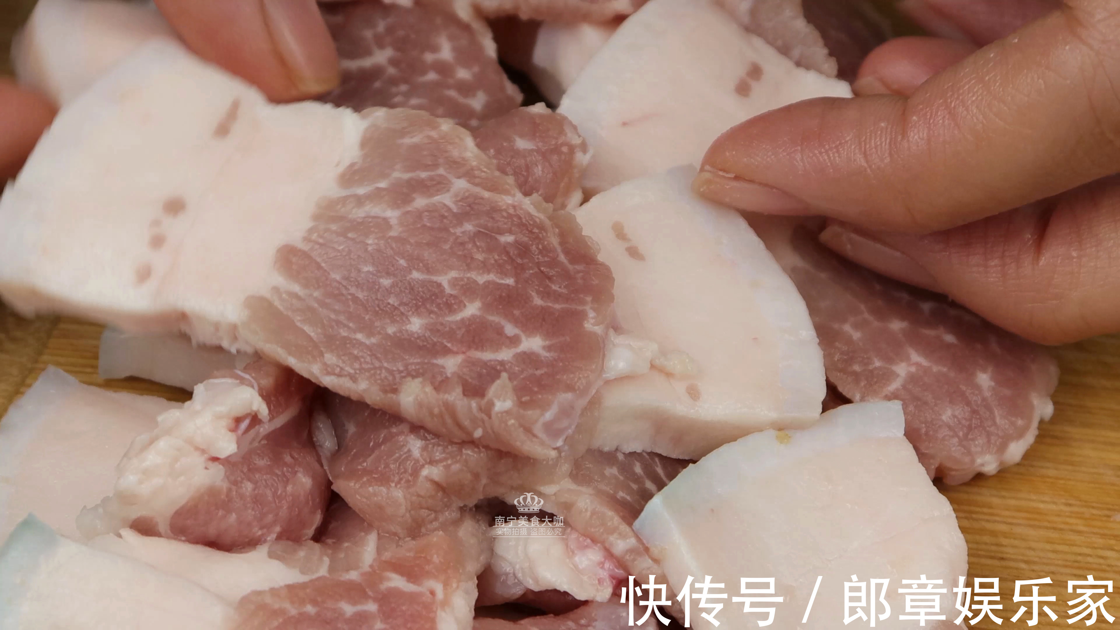 解冻猪肉用热水还是冷水很多人用错了,难怪猪肉解冻出来不好吃