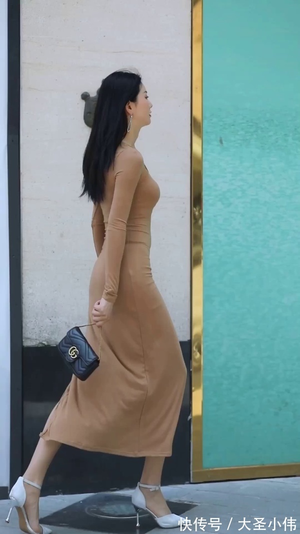 银白色|美女街拍:温柔的小姐姐,身穿卡其色连衣裙,开叉设计展现出令人羡慕的大长腿