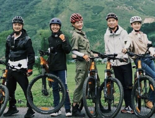  boys|央视主持人团建，“央视boys”三缺一，康辉坐C位小撒最特别