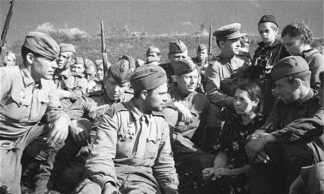 二战时期|为何苏联老兵都不愿意戴头盔,还劝新兵不要戴?