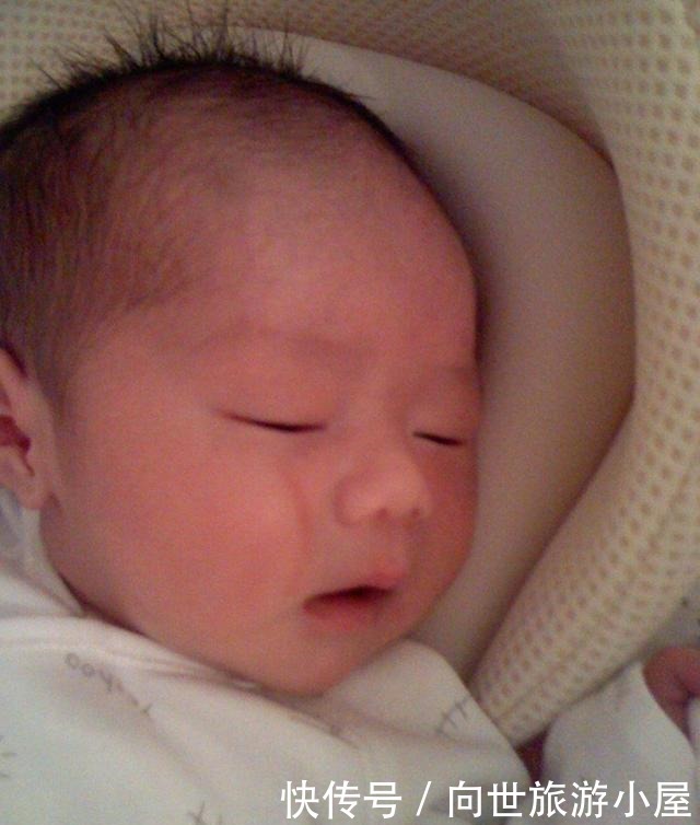 买菜|妈妈去买菜,5岁哥哥主动要照顾妹妹,回家后却发现哥哥嚎啕大哭